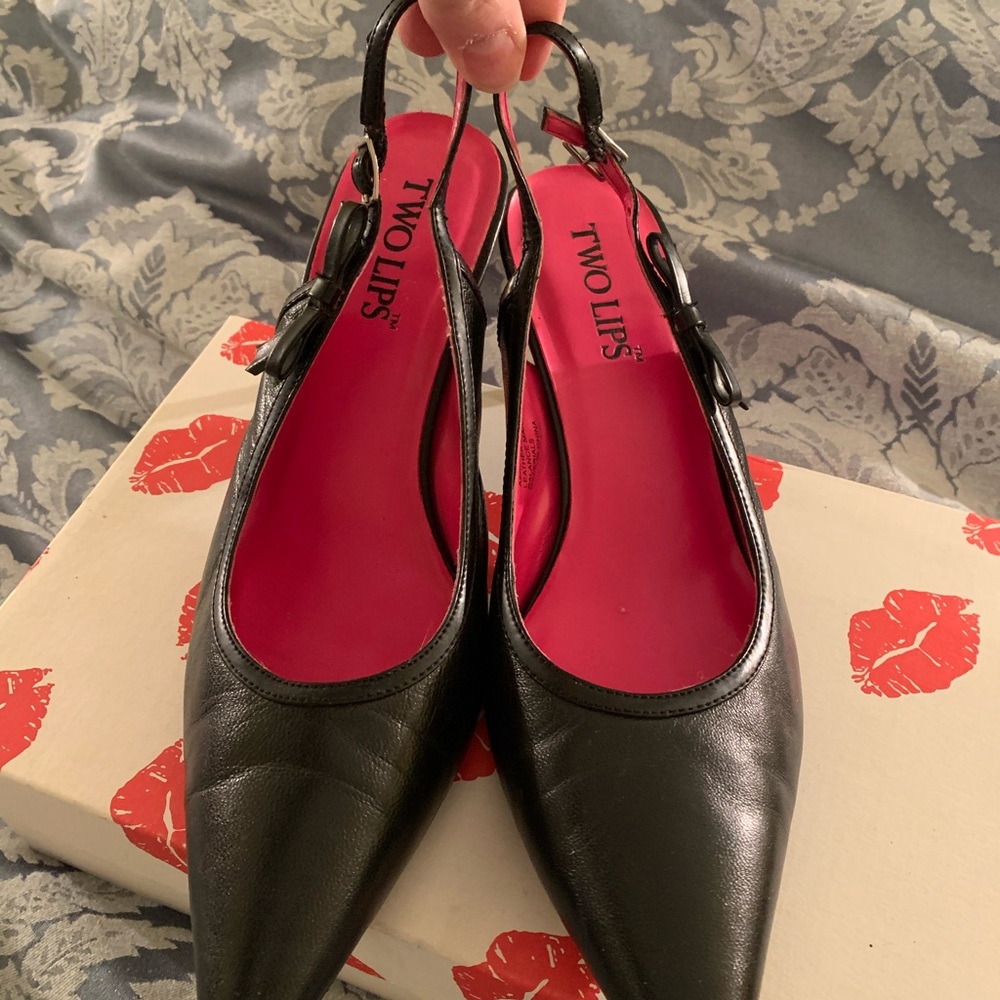 Two lips leather upper shoe black exterior pink interior